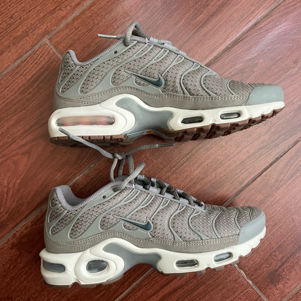 NIKE 6.5 WMNS AIR MAX PLUS DARK STUCCO